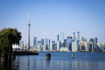 Городской пейзаж с башней CN, Торонто, Онтарио, Канада — стоковое фото