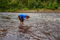 Мужчина мыл волосы в реке, США — стоковое фото