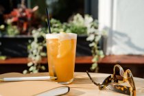 Бурбон коктейль в матовом стакане с апельсиновым ломтиком — стоковое фото