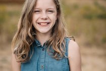 Porträt eines lächelnden Mädchens mit langen Haaren, Niederlande — Stockfoto