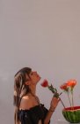 Ritratto di una donna che tiene un fiore di protea — Foto stock