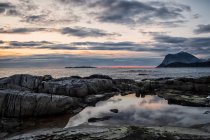 Прибрежный пейзаж на закате, Лофотен, Нордланд, Норвегия — стоковое фото