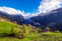 Paisaje del pueblo rural, Lauterbrunnen, Berna, Suiza - foto de stock