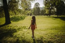 Mädchen spaziert an einem Sommertag im Park, Serbien — Stockfoto