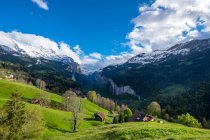 Деревенский пейзаж, Лаутербруннен, Берн, Швейцария — стоковое фото