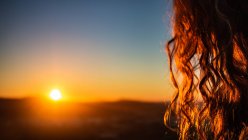 Nahaufnahme des Kopfes einer Frau beim Blick auf den Sonnenuntergang, Stellenbosch, Westkap, Südafrika — Stockfoto