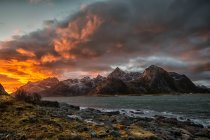 Sonnenuntergang über Berglandschaft, Lofoten, Nordland, Norwegen — Stockfoto