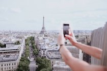Femme prenant une photo de la Tour Eiffel, Paris, France — Photo de stock