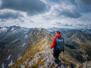 Femme en vêtements de sport randonnée dans un beau paysage montagneux — Photo de stock