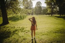 Chica caminando en el parque en un día de verano, Serbia - foto de stock