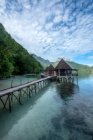 Edificios de madera en Ora Beach, Seram, Islas Maluku, Indonesia - foto de stock