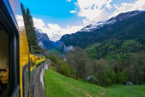Comboio que atravessa Lauterbrunnen Valley, Berna, Suíça — Fotografia de Stock
