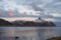Paisaje de montaña al atardecer, Lofoten, Nordland, Noruega - foto de stock