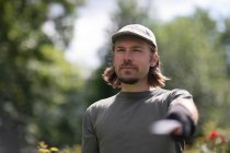 Портрет человека, держащего лопатку, Германия — стоковое фото