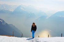 Retrato de uma mulher em pé nas montanhas, Suíça — Fotografia de Stock