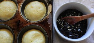 Muffins de milho recém-assados com geléia de uva — Fotografia de Stock