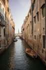 Лодка пришвартована в канале, Венеция, Венеция, Италия — стоковое фото