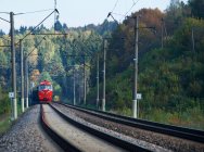 Поїзд прибуває на станцію у Вільнюсі (Литва). — стокове фото
