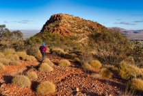 Woman hiking on Mt Sonder, West MacDonnell National Park, Northern Territory, Australia — Stock Photo