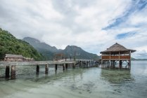 Molo di legno sulla spiaggia di Ora, Seram, Isole Maluku, Indonesia — Foto stock