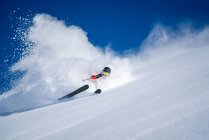 Mujer Backcountry Esquí en polvo en Bad Gastein, Salzburgo, Austria - foto de stock
