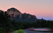 Sentiers lumineux dans la campagne de Sedona au crépuscule, Arizona, États-Unis — Photo de stock