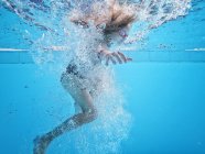 Fille sautant dans une piscine — Photo de stock