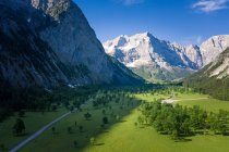 Paysage de montagne et de vallée de Karwendel, Scharnitz, Tyrol, Autriche — Photo de stock