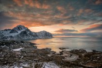 Прибрежный пейзаж на закате, Лофотен, Нордланд, Норвегия — стоковое фото
