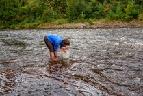 Чоловік, який миє голову в річці (США). — стокове фото