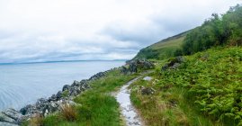 Passo a passo ao longo da costa, Ilha de Arran, Escócia, Reino Unido — Fotografia de Stock
