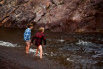 Due ragazzi che remano in un fiume, Stati Uniti — Foto stock