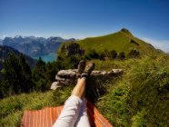 Pernas de mulher deitadas em um cobertor nas montanhas, Suíça — Fotografia de Stock