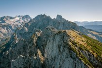 Escaladores de pie en la cima del pico de la montaña, Gosau, Gmunden, Alta Austria, Austria - foto de stock