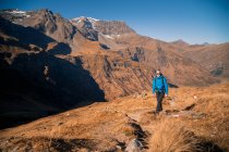 Wanderin in den österreichischen Alpen oberhalb von Bad Gastein, Salzburg — Stockfoto