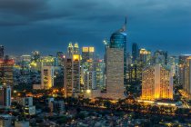 Vue aérienne du paysage urbain de Jakarta au crépuscule, Indonésie — Photo de stock