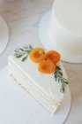 Kuchen mit Buttercremeglasur und Pfirsichen — Stockfoto