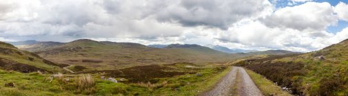 Road through rural landscape, Rob Roy Way, Escocia, Reino Unido - foto de stock