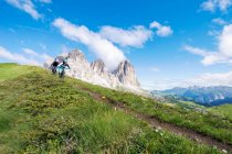 Два человека катаются на горных велосипедах над Пассо Селла, Валь Гардена, Южный Тироль, Италия — стоковое фото