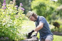 Porträt eines Mannes bei der Gartenarbeit, Deutschland — Stockfoto