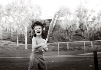 Niño jugando béisbol, Condado de Orange, California, Estados Unidos - foto de stock