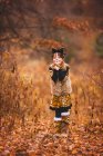 Menina na floresta vestida como um tigre para o Halloween, Estados Unidos — Fotografia de Stock