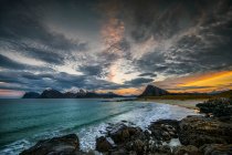 Küstenlandschaft bei Sonnenuntergang, Lofoten, Nordland, Norwegen — Stockfoto
