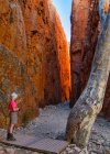 Woman traveller in Standley Chasm, West MacDonnell National Park, Northern Territory, Australia — Stock Photo