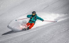 Человек катается на лыжах в порошковом снегу, Гаштайн, Австрия — стоковое фото