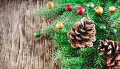 Christmas decoration with fir branches and pine cones — Stock Photo