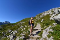 Lächelnde Wanderin in den Alpen, Schweiz — Stockfoto