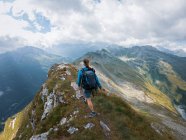 Woman in sportive clothes hiking in beautiful mountainous landscape — Stock Photo