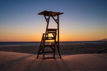 Silhouette di una torre di bagnino, Los Lances Beach, Tarifa, Cadice, Andalusia, Spagna — Foto stock