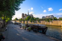 People walking along the riverbank of River Seine, Paris, France — Stock Photo
